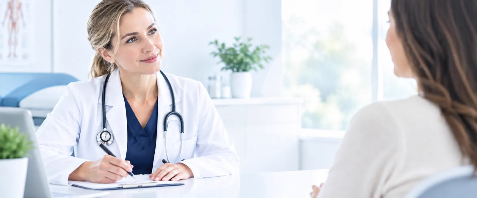 Médica atendiendo a una paciente en consulta